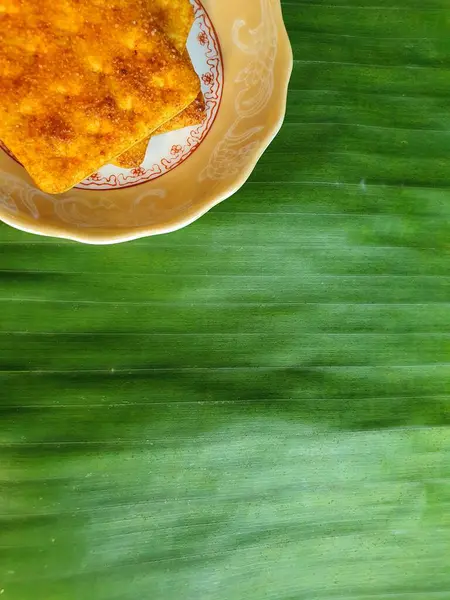 Некоторые Крекеры Печенье Фарфора Керамические Блюда Зеленый Лист Фона — стоковое фото
