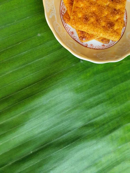 Некоторые Крекеры Печенье Фарфора Керамические Блюда Зеленый Лист Фона — стоковое фото