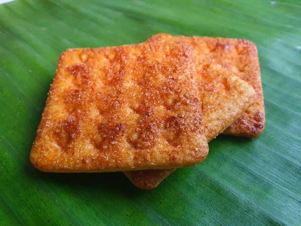 Közelkép Válogatott Kekszek Snack Keksz Egy Friss Zöld Levél Felületén — Stock Fotó