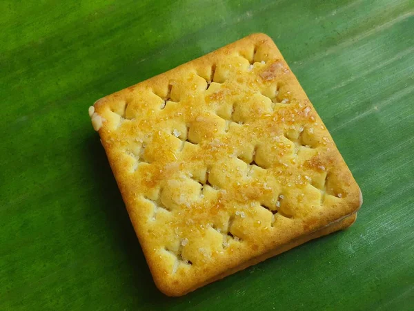 Vista Ravvicinata Cracker Assortiti Snack Biscotto Una Superficie Fresca Foglia — Foto Stock