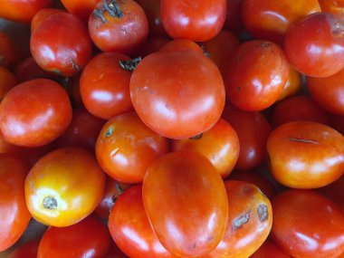 Geleneksel pazarda taze kırmızı domates yığını. İlgili herhangi bir tasarım amacı için doğal meyve arkaplan fotoğrafı.