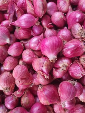 Geleneksel pazarda kırmızı soğan yığını fotoğrafları.