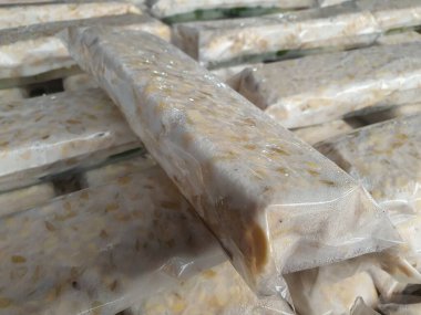 Yeşillenmiş soya fasulyesi barlarını veya tempeh barlarını kapatın..