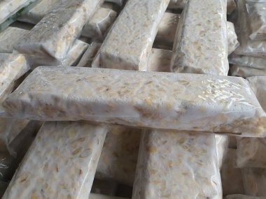 Yeşillenmiş soya fasulyesi barlarını veya tempeh barlarını kapatın..