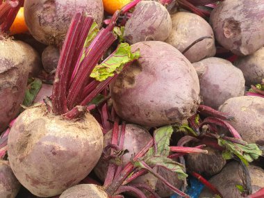 Geleneksel pazarda olgunlaşmış pancar meyvelerinin fotoğrafları..