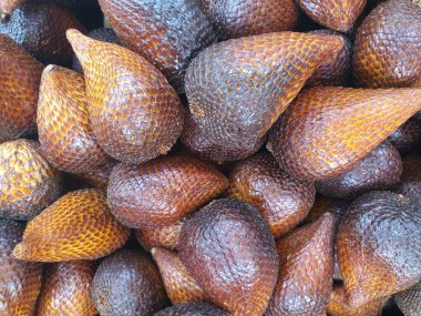 Kahverengi renkli taze yılan meyvelerinin yakın plan fotoğrafını çek..