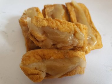 Beyaz arka planda kızarmış tofu Asyalılarının sokak yemeklerini yakın plan çek.