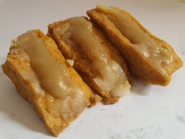 Beyaz arka planda kızarmış tofu Asyalılarının sokak yemeklerini yakın plan çek.