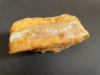 Pembe renkli kek topları ve siyah arkaplanda yeşil renkler