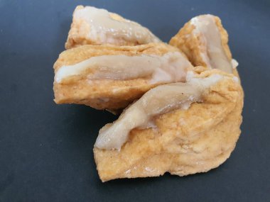 Pembe renkli kek topları ve siyah arkaplanda yeşil renkler