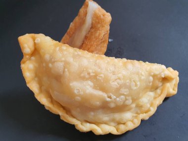 Pembe renkli kek topları ve siyah arkaplanda yeşil renkler