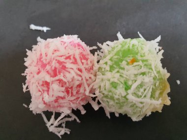 Pembe renkli kek topları ve siyah arkaplanda yeşil renkler