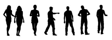 Kıyafet yürüyüşü pozu veren bir grup insan. Yürüyen insanların silueti.