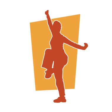 Doğu dövüş sanatı pozu vermiş bir kadının silueti. Dövüş sanatlarında bir kadının silueti..