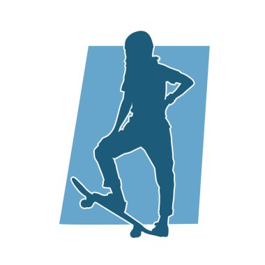 Hareket halindeki bir kadın silueti kaykay üzerinde poz veriyor. Kaykaylı şehirli bir kızın silueti..