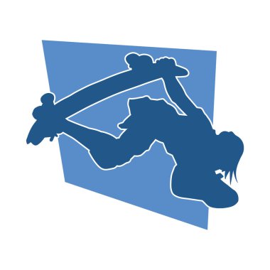 Hareket halindeki bir kadın silueti kaykay üzerinde poz veriyor. Kaykaylı şehirli bir kızın silueti..