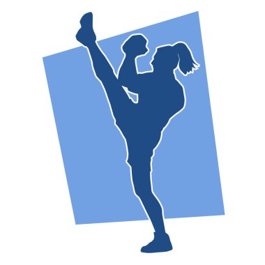 Tekmeleyen bir kadının silueti. Hareket halindeki bir kadın dövüş sanatının silüeti..