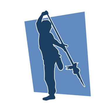 Kadın bir savaşçının silueti mızrakla poz veriyor. Mızrak taşıyan bir kadın dövüşçünün silueti..