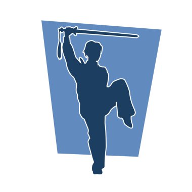 Bir kadın savaşçının silueti kılıçla poz veriyor. Kılıç taşıyan bir kadın dövüşçünün silueti..