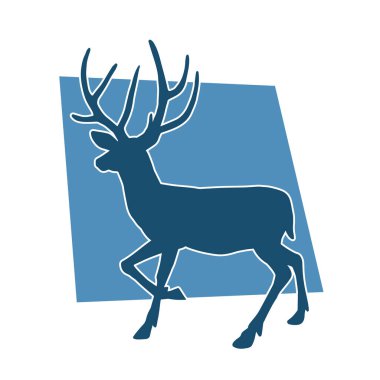 Güzel boynuzları olan vahşi bir geyik ormanının silueti.. 