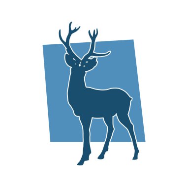 Güzel boynuzları olan vahşi bir geyik ormanının silueti.. 