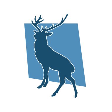 Güzel boynuzları olan vahşi bir geyik ormanının silueti.. 