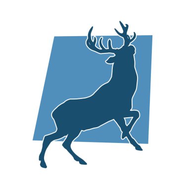 Güzel boynuzları olan vahşi bir geyik ormanının silueti.. 