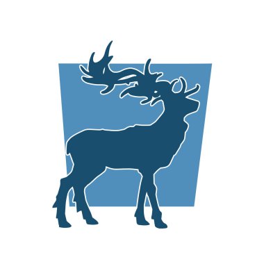 Güzel boynuzları olan vahşi bir geyik ormanının silueti.. 