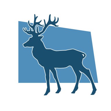 Güzel boynuzları olan vahşi bir geyik ormanının silueti.. 