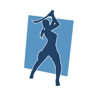 Bir kadın dövüşçünün silueti kılıç taşırken poz veriyor..