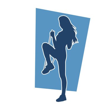 Spor salonundaki siluet kadın halat çekme egzersizi yapıyor..