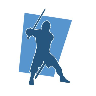 Savaş zırhı giymiş bir erkek savaşçının silueti. Kılıç ile poz veriyor..