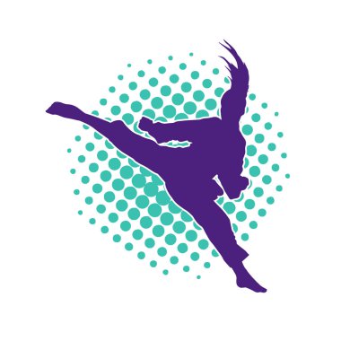 Dövüş sanatları yapan zayıf bir kadının silueti. Dövüş sanatlarında çalışan bir kadının silueti..