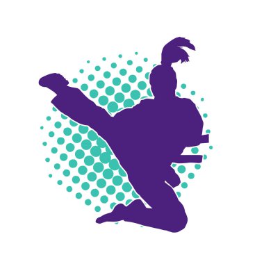 Dövüş sanatları yapan zayıf bir kadının silueti. Dövüş sanatlarında çalışan bir kadının silueti..