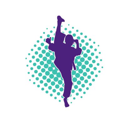 Dövüş sanatları yapan zayıf bir kadının silueti. Dövüş sanatlarında çalışan bir kadının silueti..