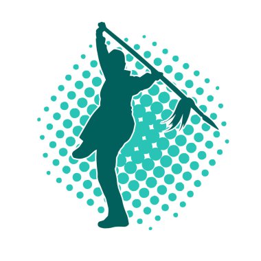 Dövüş sanatları ustasının silueti mızrakla poz veriyor. Savaş pozisyonunda mızrak kullanan savaşçı bir erkeğin silueti..