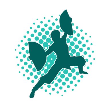 Dövüş sanatları yapan zayıf bir kadının silueti. Dövüş sanatlarında çalışan bir kadının silueti..