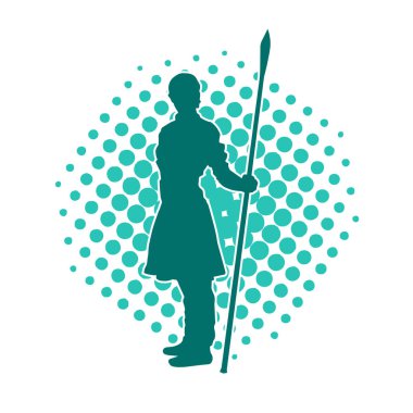 Dövüş sanatları ustasının silueti mızrakla poz veriyor. Savaş pozisyonunda mızrak kullanan savaşçı bir erkeğin silueti..