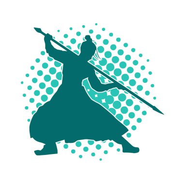 Dövüş sanatları ustasının silueti mızrakla poz veriyor. Savaş pozisyonunda mızrak kullanan savaşçı bir erkeğin silueti..