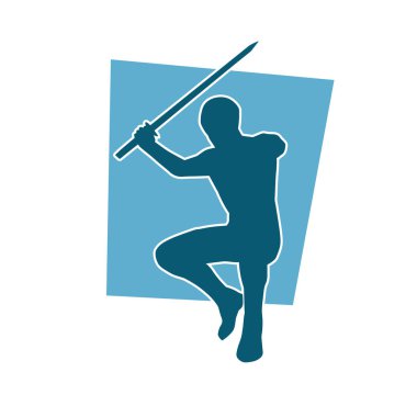 Bir erkek savaşçının silueti kılıçla poz veriyor. Kılıç taşıyan bir savaşçının silueti..