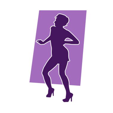 Hareket halindeki bir erkek silueti kaykay üzerinde poz veriyor. Kaykaylı bir şehir çocuğunun silueti..