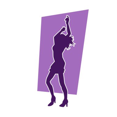 Hareket halindeki bir erkek silueti kaykay üzerinde poz veriyor. Kaykaylı bir şehir çocuğunun silueti..