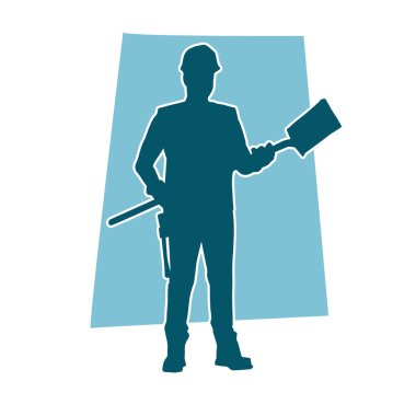 Kürek taşıyan bir işçinin silüeti. Bir işçinin hareket halindeki silueti kürek aracı kullanarak poz verir.