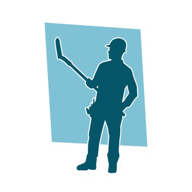 Kürek taşıyan bir işçinin silüeti. Bir işçinin hareket halindeki silueti kürek aracı kullanarak poz verir.