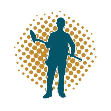 Kürek taşıyan bir işçinin silüeti. Bir işçinin hareket halindeki silueti kürek aracı kullanarak poz verir.