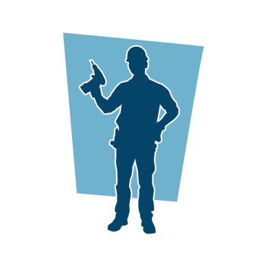 Matkap aletleri taşıyan inşaat işçisi kostümlü bir adamın silueti. İnşaat işçisi erkek silueti elektrikli matkapla hareket halinde poz veriyor. 