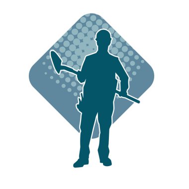 Kürek taşıyan bir işçinin silüeti. Bir işçinin hareket halindeki silueti kürek aracı kullanarak poz verir.