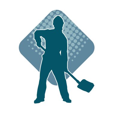 Kürek taşıyan bir işçinin silüeti. Bir işçinin hareket halindeki silueti kürek aracı kullanarak poz verir.