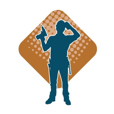 Matkap aletleri taşıyan inşaat işçisi kostümlü bir adamın silueti. İnşaat işçisi erkek silueti elektrikli matkapla hareket halinde poz veriyor. 