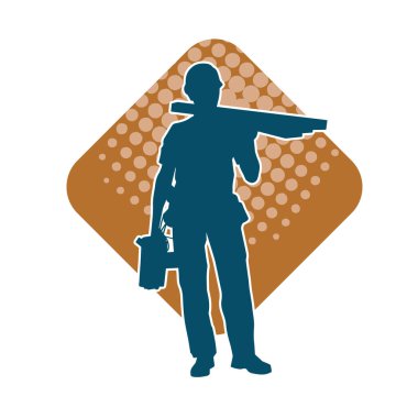 Tahta taşıyan bir inşaat işçisinin silueti..